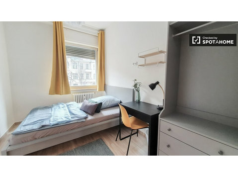 Se alquila habitación en piso de 8 habitaciones en Berlín - Alquiler