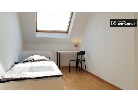 Pokój do wynajęcia w mieszkaniu z 8 sypialniami w Mitte w… - Do wynajęcia