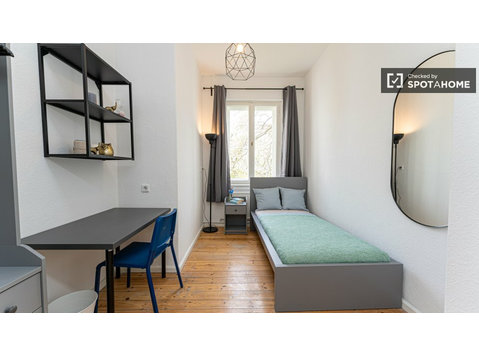 Neukölln'de ortak kullanılan 4 yatak odalı dairede kiralık… - Kiralık