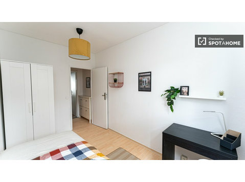 Potsdam'da 4 yatak odalı ortak dairede kiralık oda - Kiralık