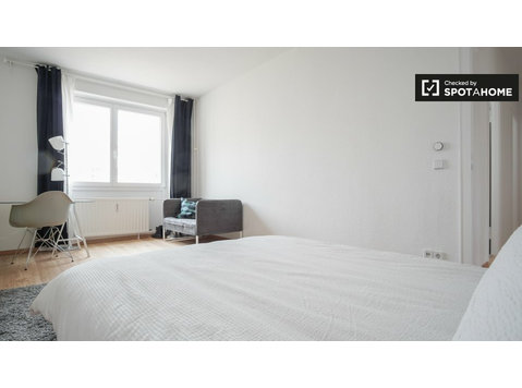 Habitación en apartamento de 4 dormitorios en… - Alquiler