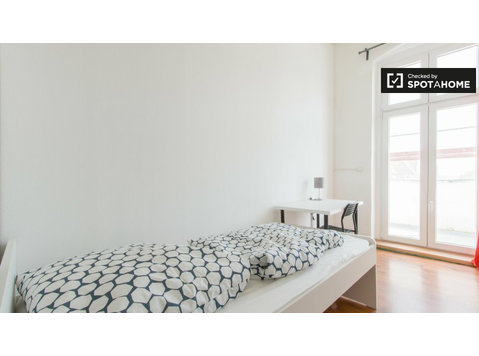Habitación en apartamento de 5 dormitorios en Neukölln,… - Alquiler