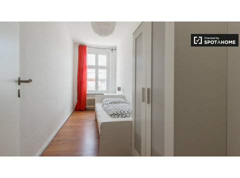 Chambre dans un appartement de 5 chambres à Neukölln, Berlin - À louer