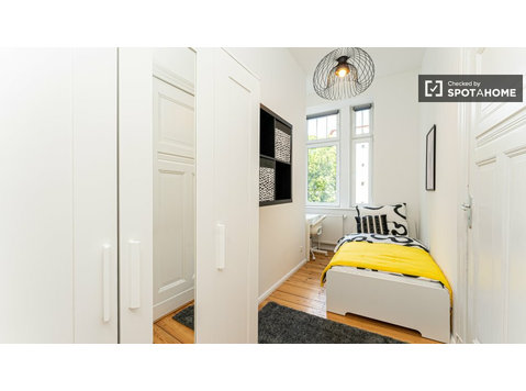 Chambre dans un appartement de 8 chambres à louer à Berlin - À louer