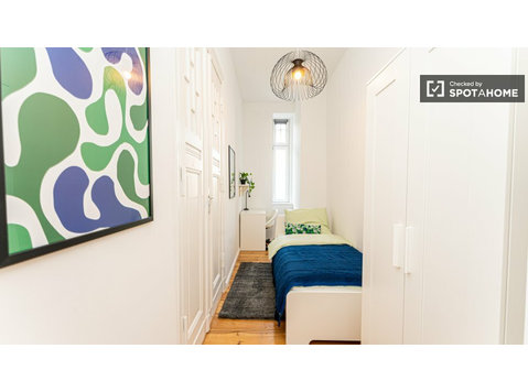 Chambre dans un appartement de 8 chambres à louer à Berlin - À louer