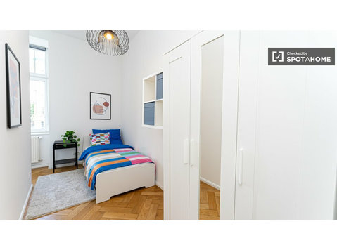 Chambre dans un appartement de 8 chambres à louer à Berlin - À louer
