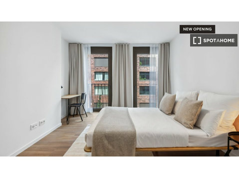 Habitación en piso compartido de 3 habitaciones en alquiler… - Alquiler