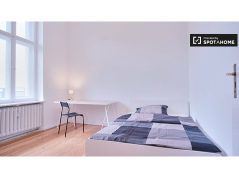 Room in apartment in Charlottenburg-Wilmersdorf, Berlin - Vuokralle