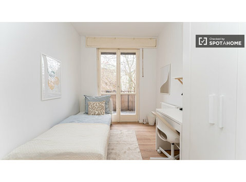 Habitación en apartamento de 4 habitaciones en… - Alquiler