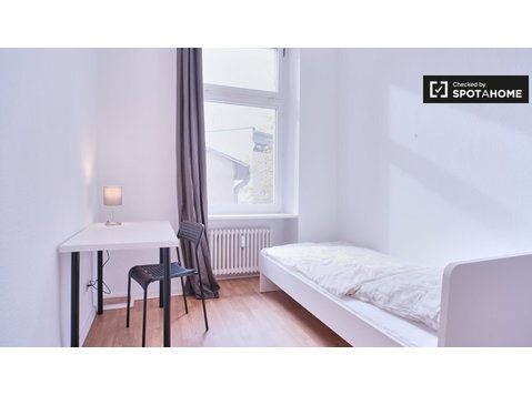 Pokój w apartamencie z 4 sypialniami w Kreuzberg, Berlin - Do wynajęcia