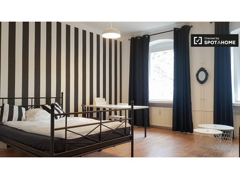 Berlin Spandau'da 4 yatak odalı dairede oda - Kiralık