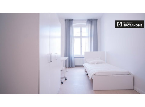 Prenzlauer Berg'de 5 yatak odalı dairede oda - Kiralık