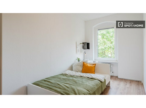 Camera in appartamento con 5 camere da letto a Spandau - In Affitto