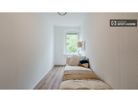 Camera in appartamento con 5 camere da letto a Spandau - In Affitto