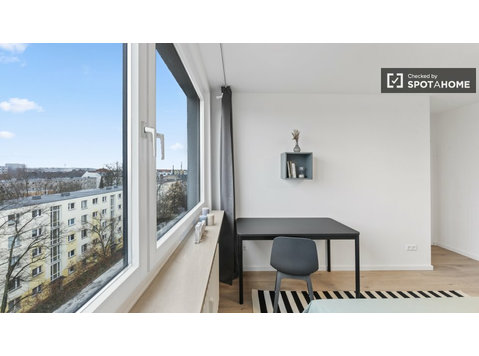 Habitación en piso amueblado de 3 dormitorios en Berlín - Alquiler