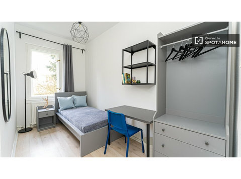 Quarto em apartamento mobiliado de 3 quartos em Berlin… - Aluguel