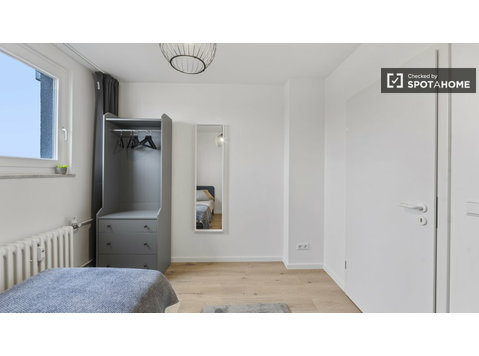 Berlin'de mobilyalı 3 yatak odalı dairede oda - Kiralık