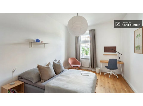 Habitación en apartamento de convivencia de 3 dormitorios… - Alquiler
