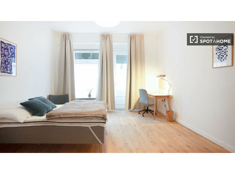 Camera in co-living appartamento/Moabit arredato e servito - In Affitto