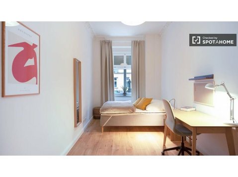 Camera in co-living appartamento/Moabit arredato e servito - In Affitto