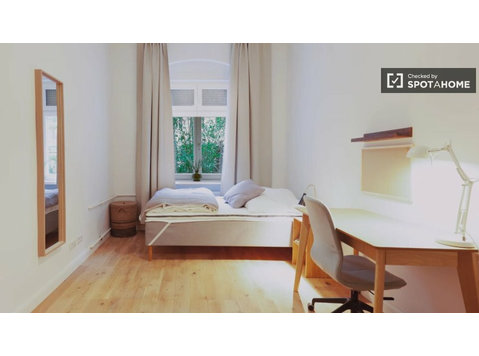 Pokój w umeblowanym i obsługiwanym mieszkaniu colivingowym… - Do wynajęcia