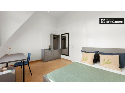Heerstrasse'de mobilyalı ve paylaşımlı dubleks dairede oda - Kiralık