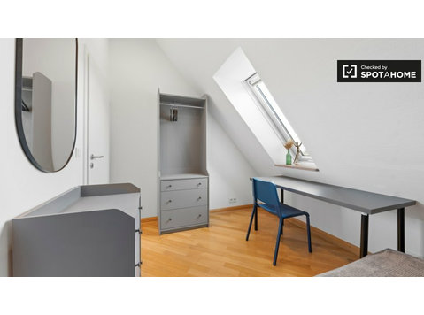 Heerstrasse'de mobilyalı ve paylaşımlı dubleks dairede oda - Kiralık