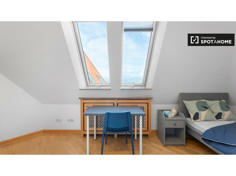 Quarto em apartamento duplex mobiliado e compartilhado em… - Aluguel