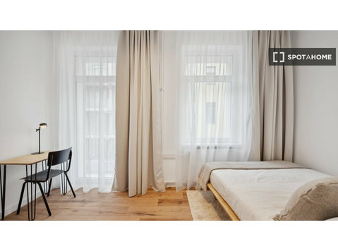 Chambre dans un appartement partagé de deux chambres, Berlin - À louer