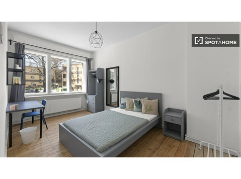 Berlin Neukölln'de ortak 3 yatak odalı dairede oda - Kiralık