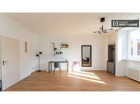 Chambre dans un appartement partagé de 5 chambres à Berlin - À louer