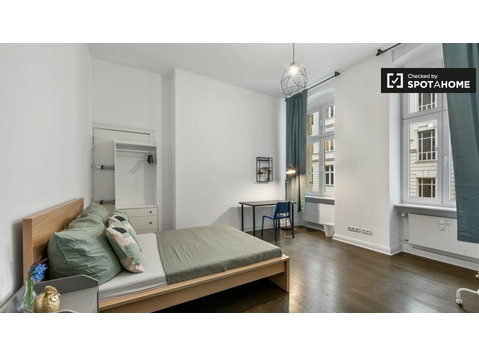 Room in shared 9-bedroom apartment near Kurfürstendamm - For Rent