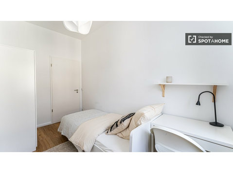 Berlin Adlershof'ta 4 kişilik paylaşımlı dairede oda - Kiralık