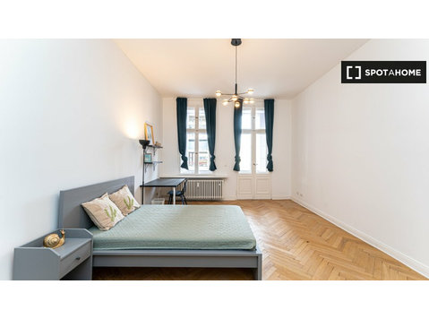 Pokój w przestronnym i stylowym mieszkaniu w Berlinie - Do wynajęcia