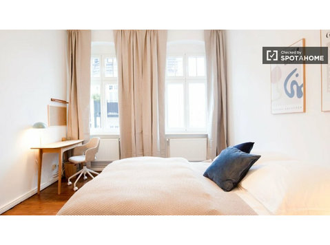 Zimmer in einer möblierten und ausgestatteten… - Zu Vermieten