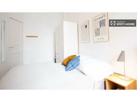 Quarto em apartamento compartilhado de 3 quartos mobiliado… - Aluguel