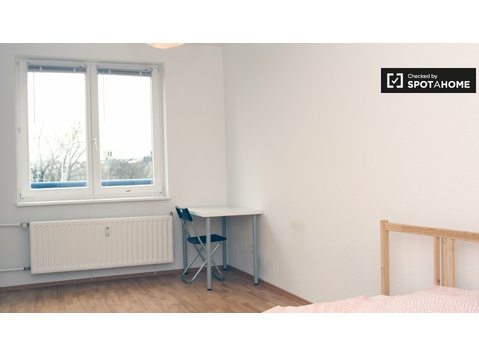 Mitte, Berlin'de 3 yatak odalı daire içinde kira için oda - Kiralık