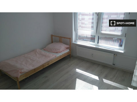 Mitte, Berlin'de 4 yatak odalı daire içinde kira için oda - Kiralık