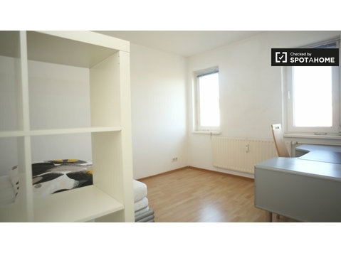 Pokoje do wynajęcia w 5-pokojowe mieszkanie w Kreuzberg,… - Do wynajęcia