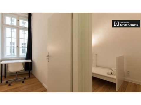 Rooms for rent in 6-bedroom apartment in Westend, Berlin - Za iznajmljivanje