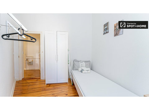 Chambres à louer dans un appartement meublé de 9 chambres - À louer