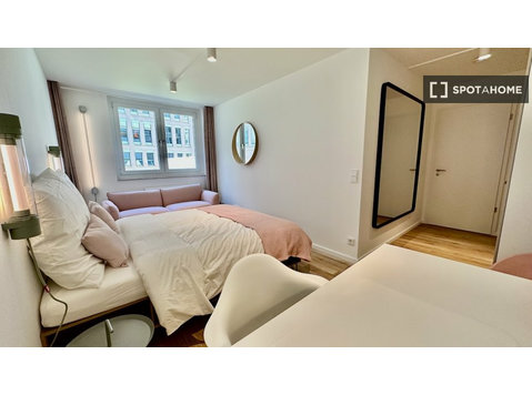 Berlin'de 2 yatak odalı dairede kiralık odalar - Kiralık
