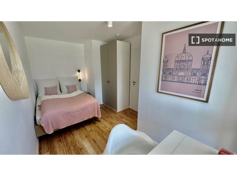 Pokoje do wynajęcia w mieszkaniu z 2 sypialniami w Berlinie - Do wynajęcia
