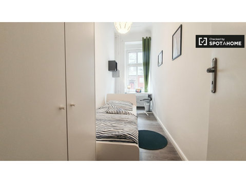 Zimmer zu vermieten in Wohnung mit 3 Schlafzimmern… - Zu Vermieten