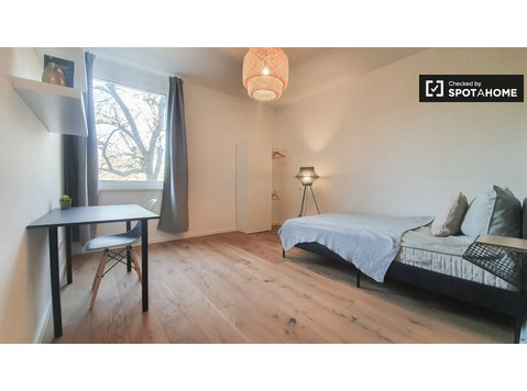 Rooms for rent in apartment with 4 bedrooms in Berlin - Na prenájom
