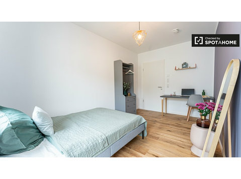 Pokoje do wynajęcia w mieszkaniu z 4 sypialniami w Berlinie - Do wynajęcia