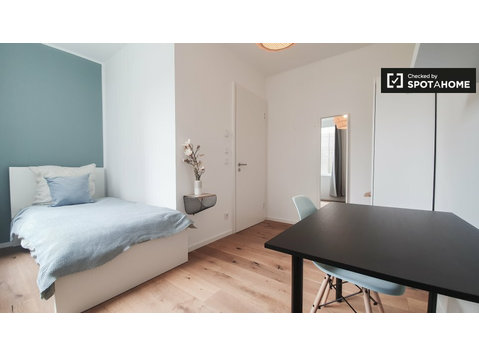 Pokoje do wynajęcia w mieszkaniu z 4 sypialniami w Berlinie - Do wynajęcia