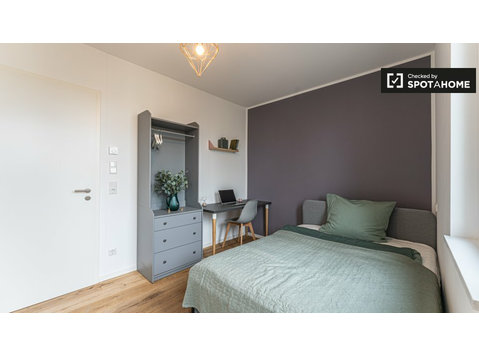 Rooms for rent in apartment with 4 bedrooms in Berlin - Annan üürile