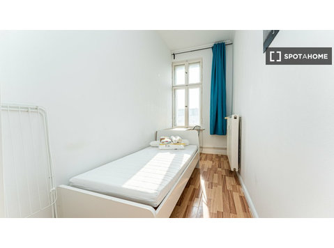 Stanze in affitto in appartamento con 4 camere da letto a… - In Affitto