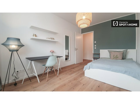 Rooms for rent in apartment with 4 bedrooms in Berlin - K pronájmu